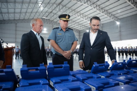 Valdés encabezó la entrega de armamento a nuevos oficiales de seguridad: "Estamos respaldando fuertemente a la Policía"
