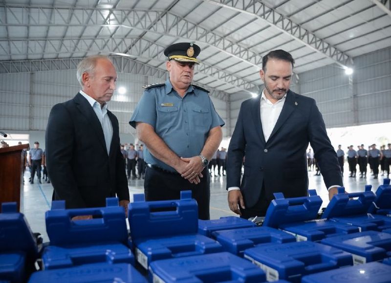 Valdés encabezó la entrega de armamento a nuevos oficiales de seguridad: "Estamos respaldando fuertemente a la Policía"