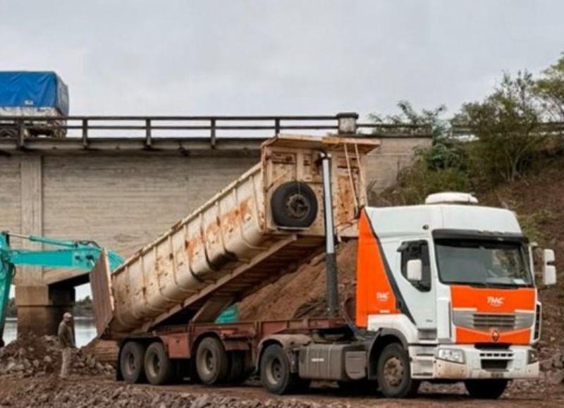 Refuerzan la Ruta Provincial 24 para evitar derrumbes y garantizar la conexión entre Yatay Ti Calle y Perugorr