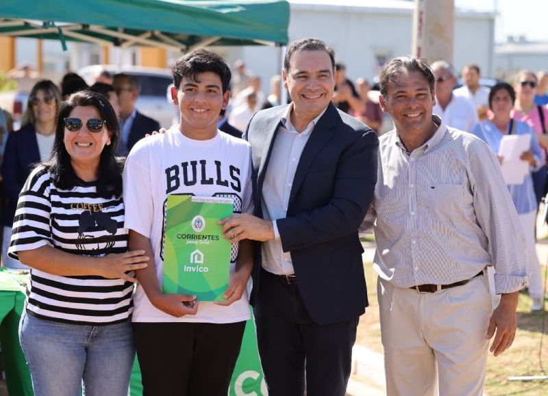 El gobernador Valdés entregó 44 viviendas y anunció la construcción de 30 más en Alvear