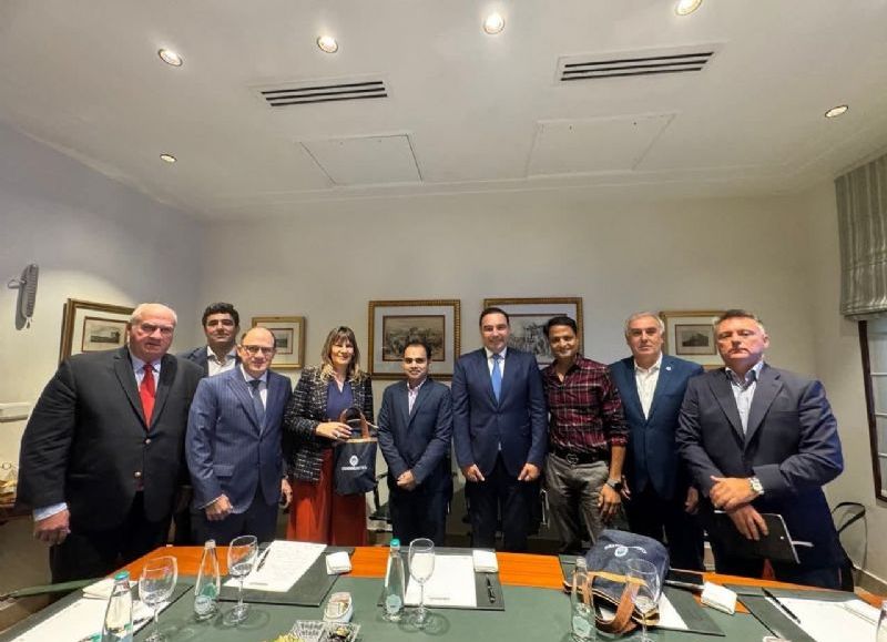 El gobernador Gustavo Valdés expuso el potencial maderero de Corrientes a fin de fortalecer los vínculos comerciales